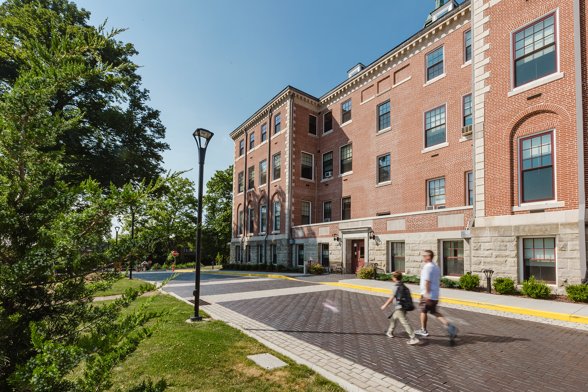 SchoolforTheDeaf_StudentWalk_Side